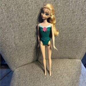 2014 Mattel Disney Frozen Elsa #CHW87 Elsa Barbie Doll Battery Operated